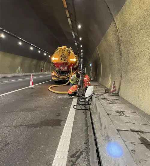 肃北隧道排水渠清淤